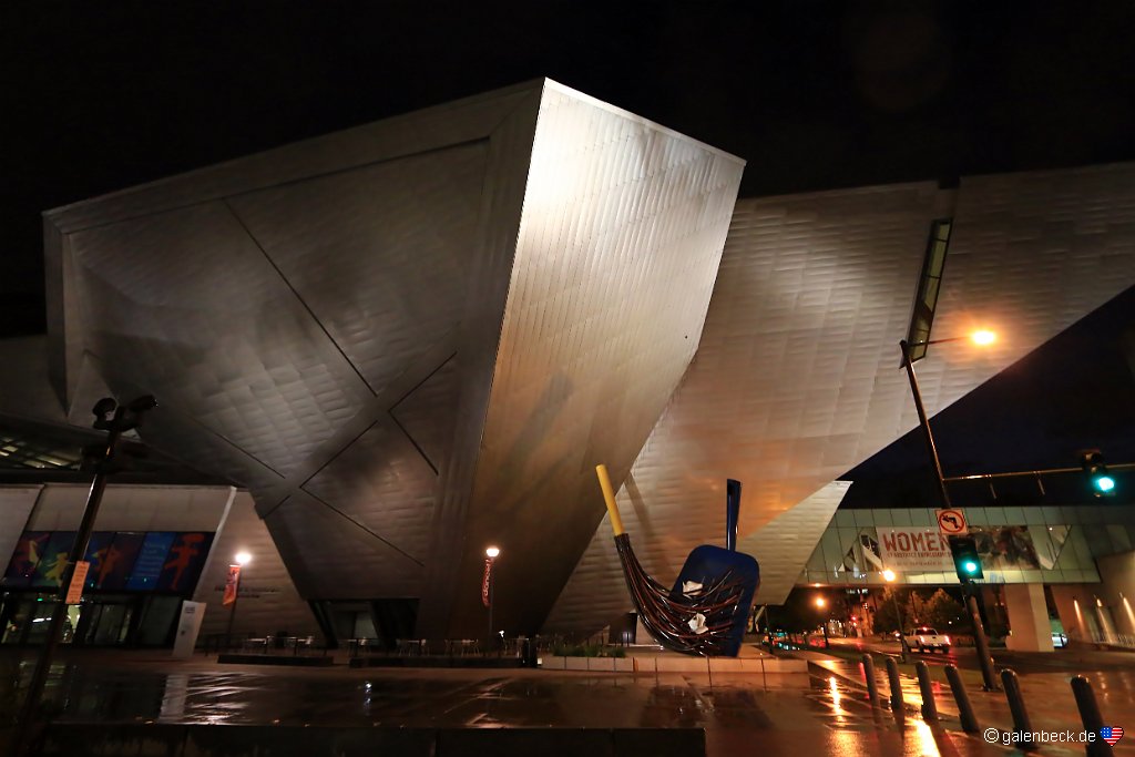 Denver Art Museum am Abend