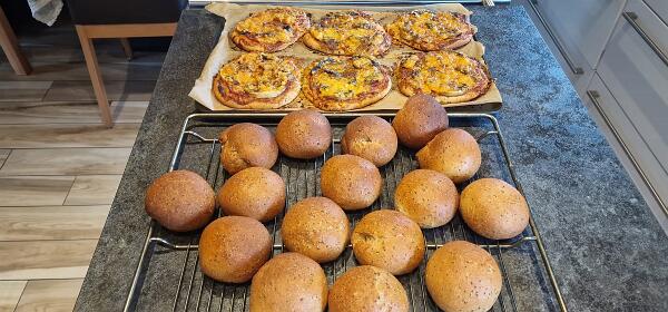 Pizzataler und Vollkornbrötchen