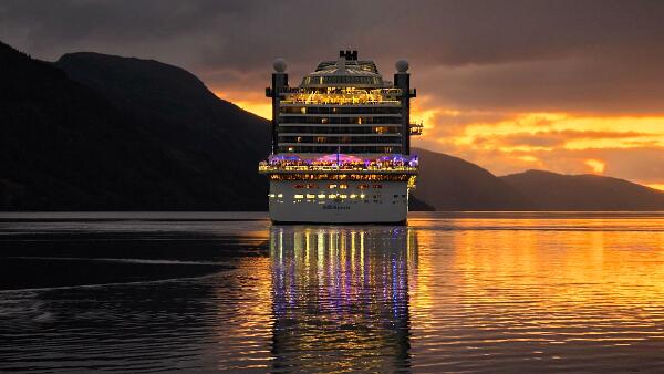 AIDA perla und Vasco da Gama in Nordfjordeid